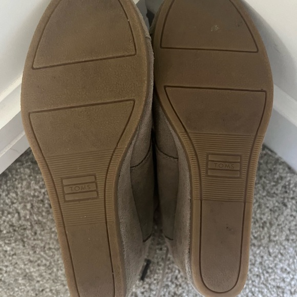 TOMS size 7 Like New - Picture 4 of 6
